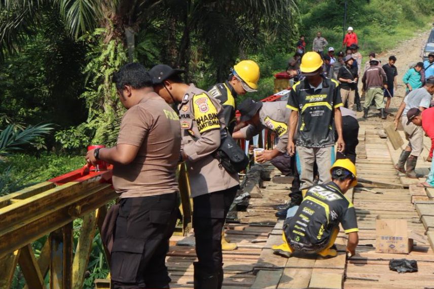 Rawat Tradisi Gotong Royong, Kapolres Berbaur dengan Warga Perbaiki Jembatan Keramat