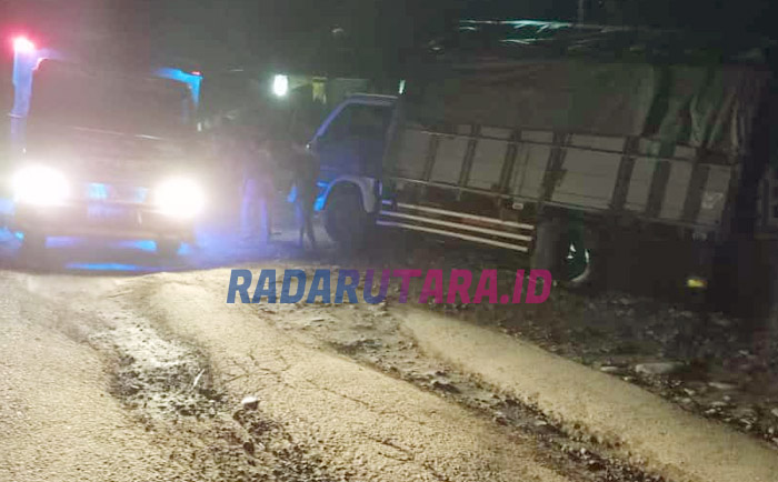 Diduga Patah As, Truk Asal Lampung Terperosok di Depan Kantor Camat Padang Jaya 