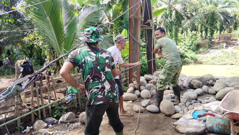Pastikan Tepat Waktu, Kodim 0423/BU Libatkan Babinsa Membangun Jembatan