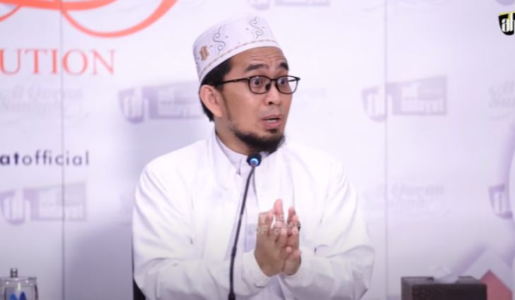 Kata Ustadz Adi Hidayat Ini Gerakan Sujud yang Dilarang Rasulullah SAW, Jangan Diulang Lagi!