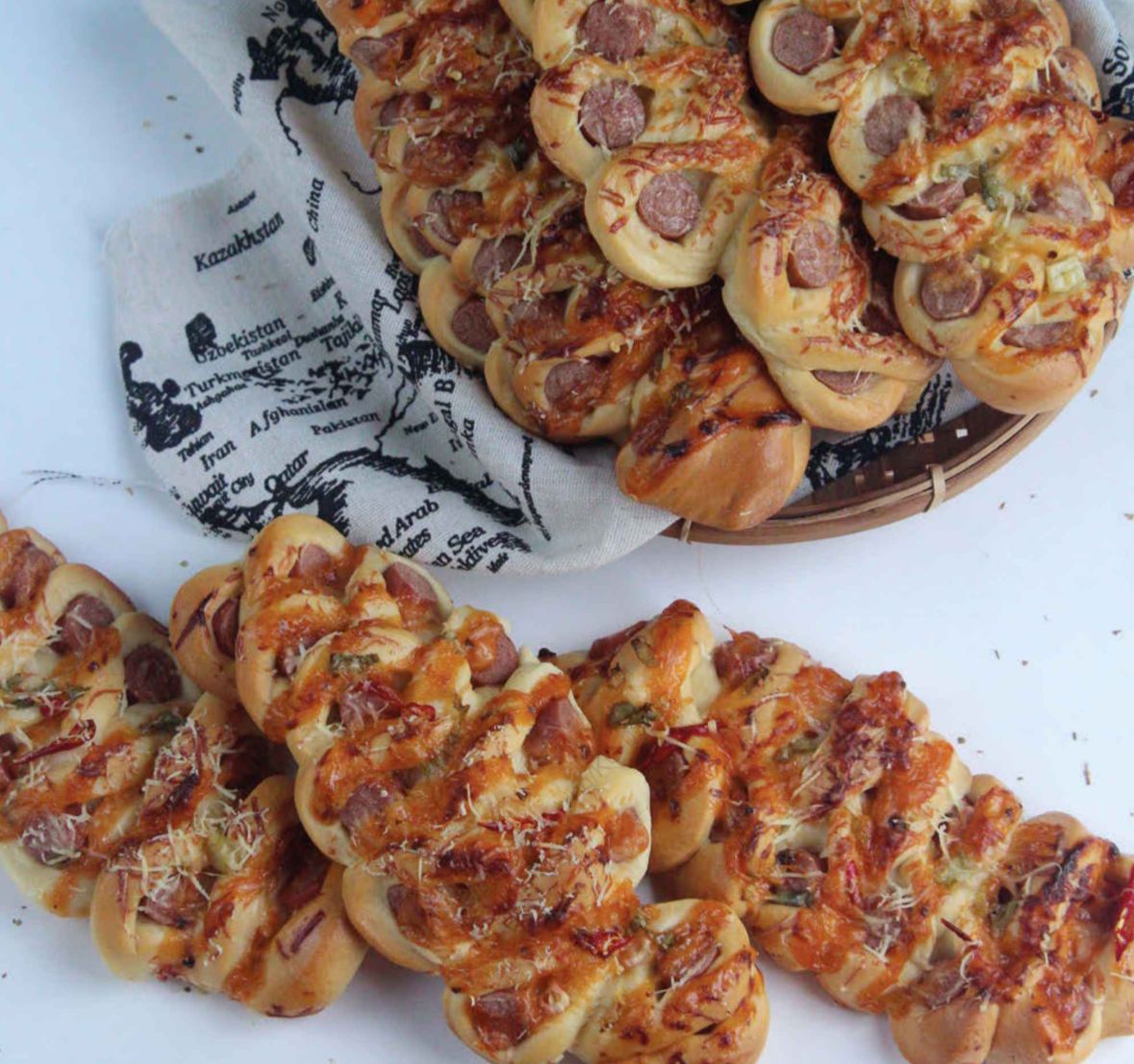 Intip Cara Membuat Caterpillar Bread Isian Sosis, Dijamin Gampang dan Bikin Nagih!