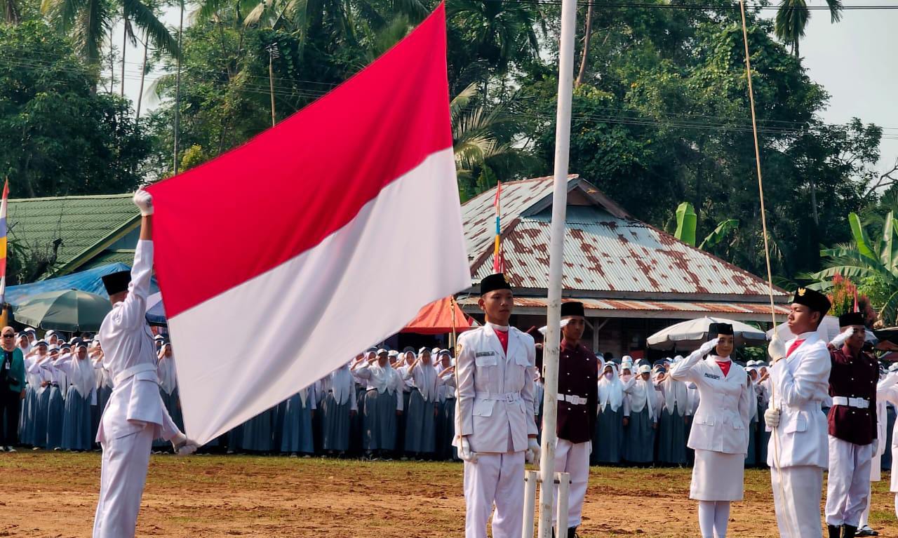 Camat Jadi Irup, Paskibra Kecamatan Padang Jaya Sukses Kibarkan Bendera Merah Putih pada Upacara HUT RI ke-78