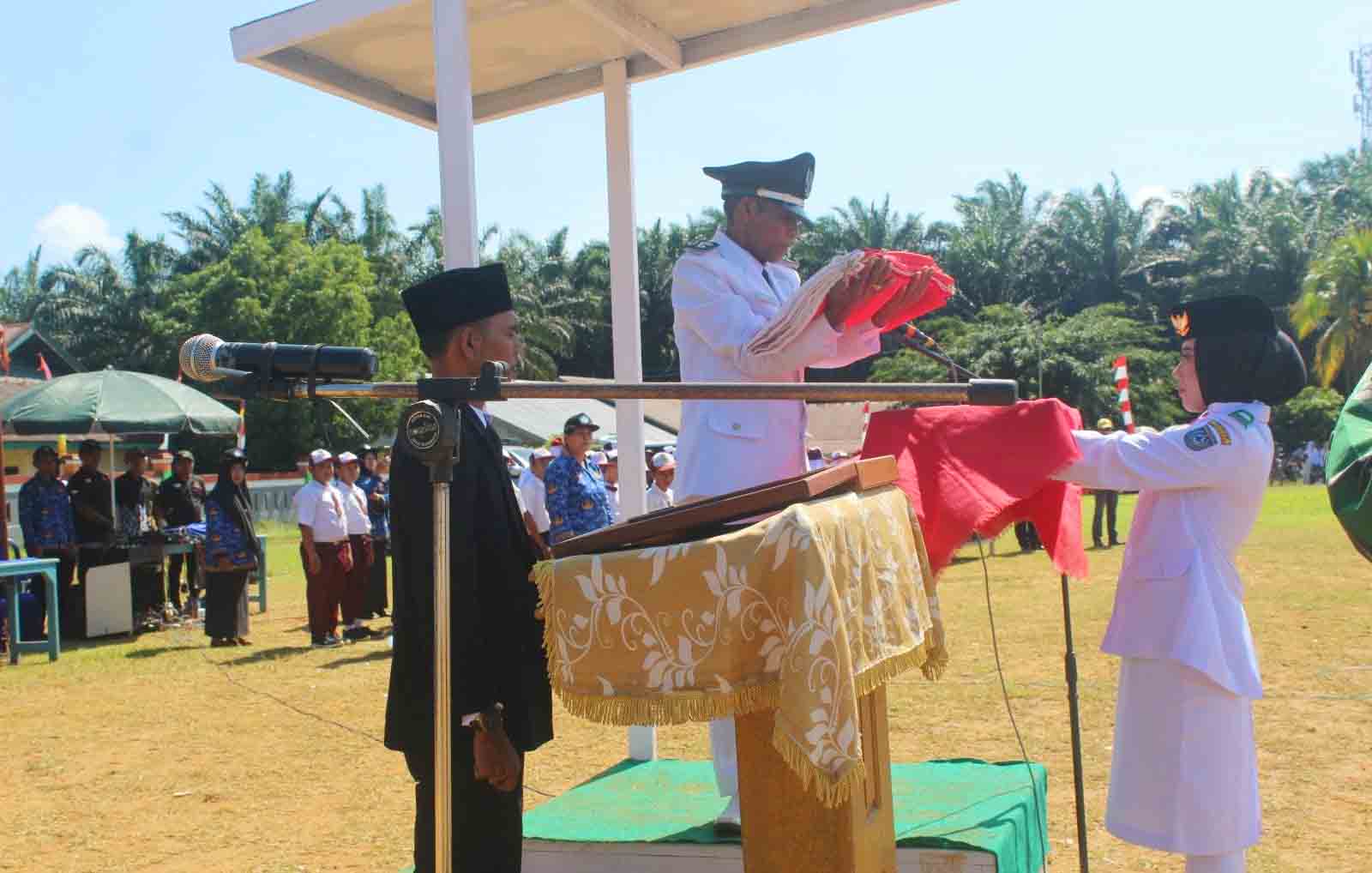 Pimpin Upacara HUT RI, Kades Air Muring Gelorakan Semangat Gotong Royong