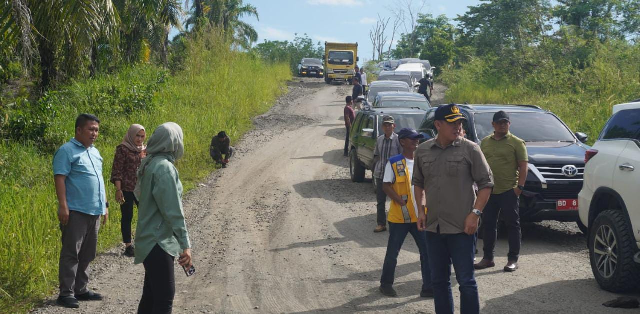 Ruas Jalan Tugu Polwan-Giri Mulya di Kabupaten Bengkulu Utara, Ditinjau Langsung Staf Khusus Presiden