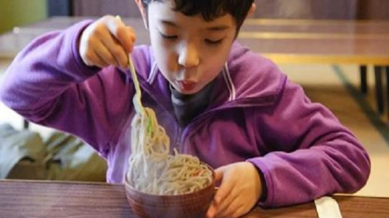 Masih Banyak yang Melakukannya, Ternyata Meniup Makanan yang Panas Bisa Berbahaya