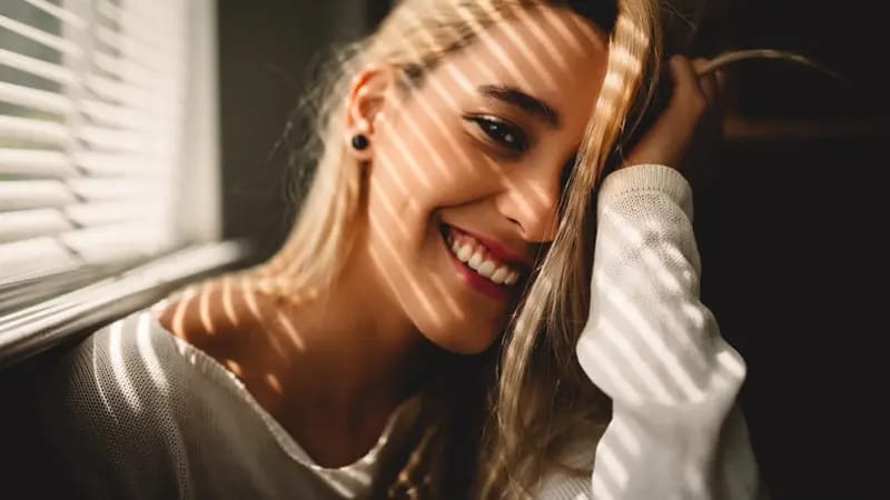 Tersenyum Meski Lagi Sedih Ternyata Bisa Sembuhkan Stres, Ini Penjelasannya!