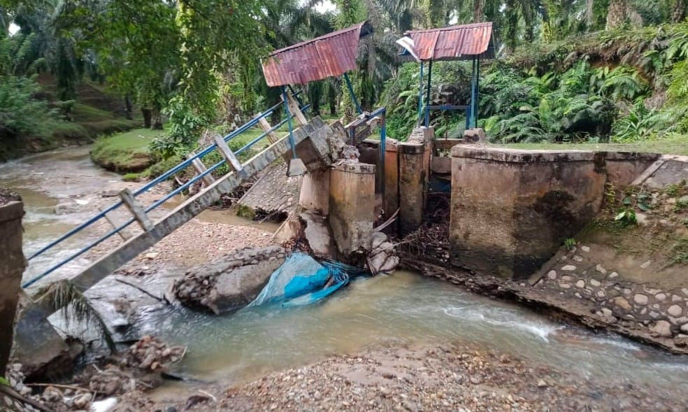 Jembatan Irigasi Air Nuso di Desa Pasar Sebelat dan Kota Bani Roboh