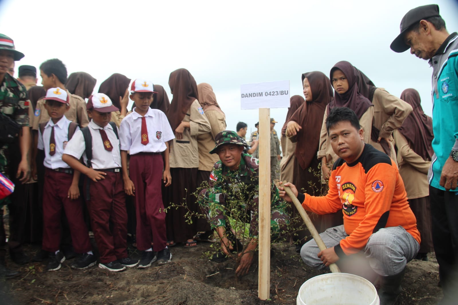 Peduli Lingkungan, Kodim 0423/Bengkulu Utara Laksanakan Gerakan Penanaman Pohon Serentak di Pesisir Pantai 