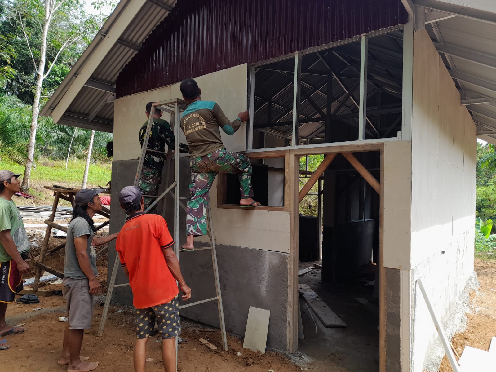 Didukung Penuh Warga Desa, Program Pembangunan TMMD di Desa Bukit Tinggi Cepat Rampung