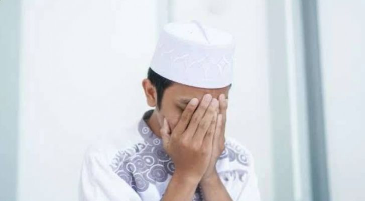 Jarang Diketahui, Ternyata Mengusap Wajah setelah Sholat Ada Hukum dan Doanya! 