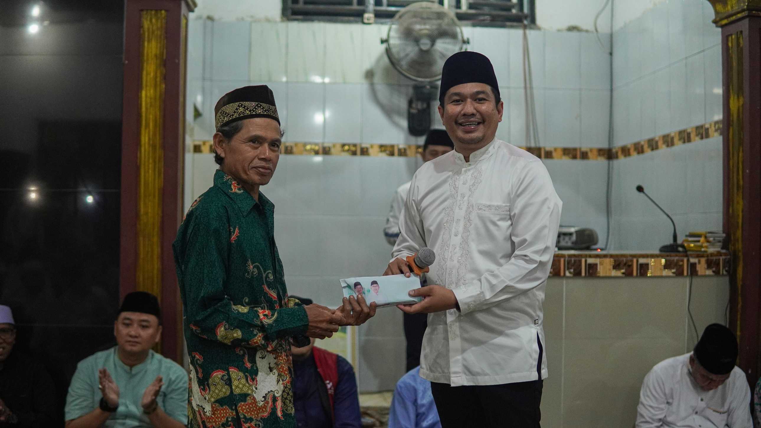 Safari Perdana, Bupati Bengkulu Utara Sholat Tarawih Berjamaah di Desa Sawang Lebar 