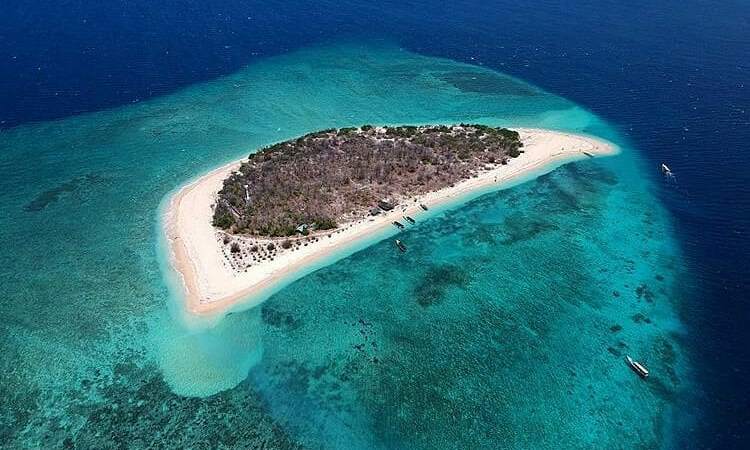 Tak Perlu ke Luar Negeri, Destinasi Liburan Dalam Negeri Ini Tak Kalah Indah dan Wajib Didatangi