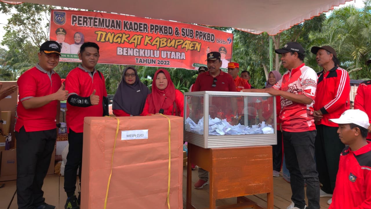 Bertabur Doorprize, Ribuan Masyarakat Ikuti Senam Sicita di Padang Jaya