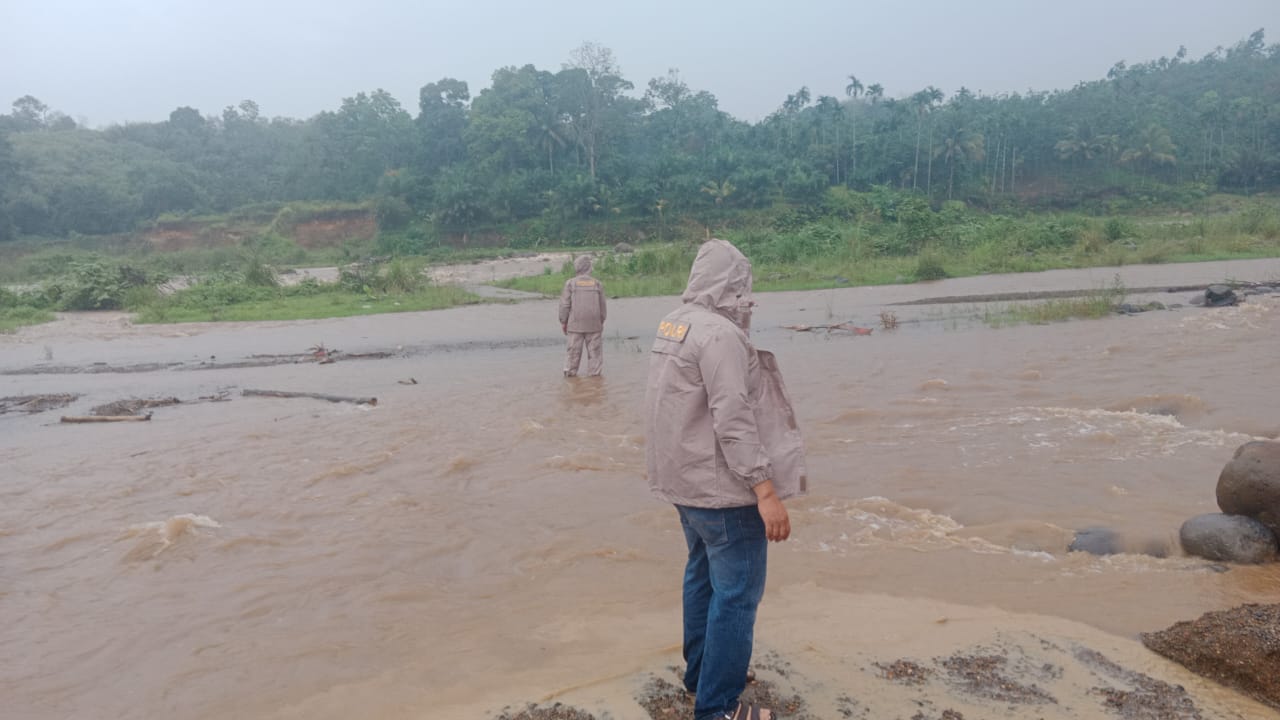 Warga Lubuk Jale Hanyut, TIM Basarnas dan BPBD Diterjunkan