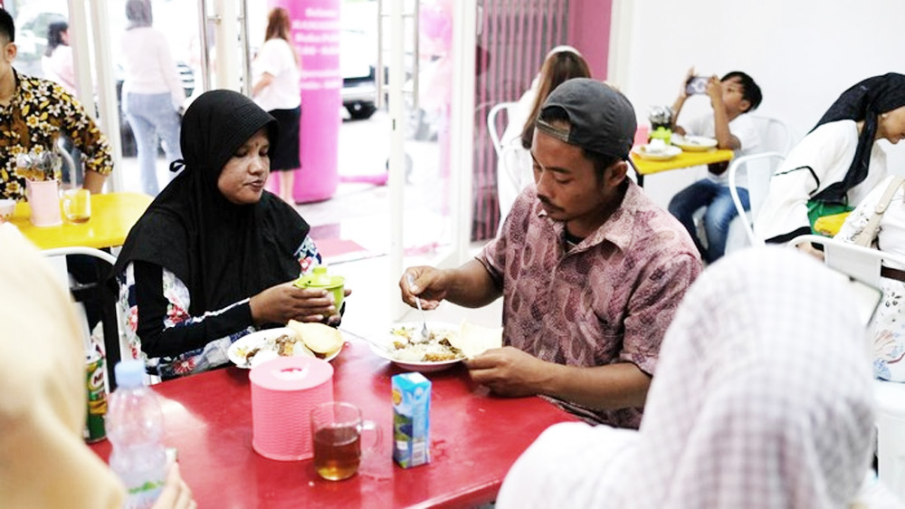 Setiap Hari, Rumah Makan Ini Bagikan 500 Porsi Makan Gratis Tanpa Syarat