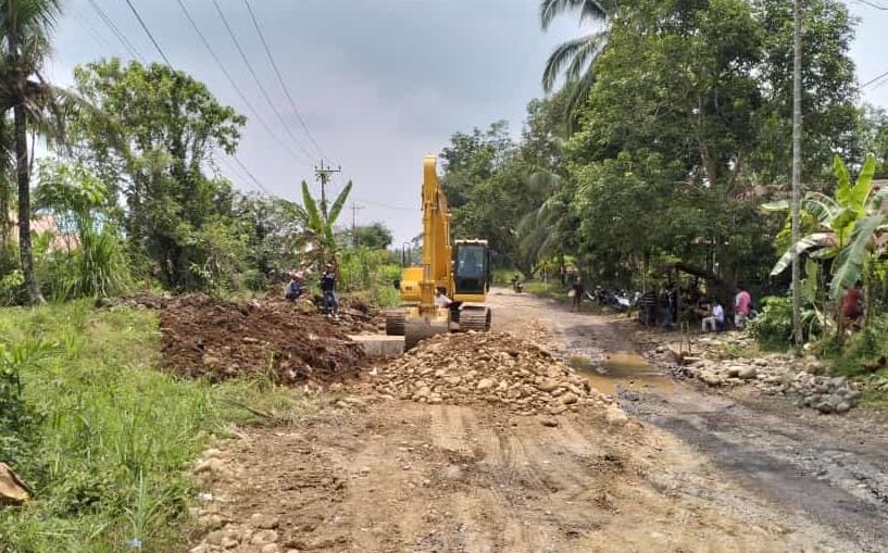Jalan Rusak Kolam Lele Sebabkan Kecelakaan dan Viral Akhirnya Diperbaiki