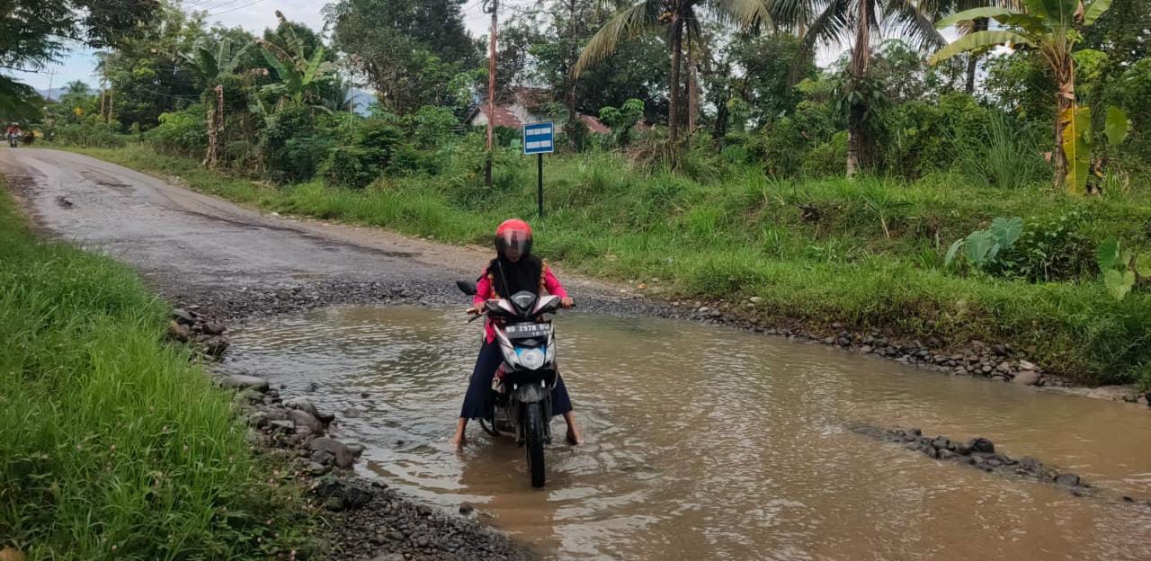 Semakin Parah, Jalan Provinsi di Bengkulu Ini Seperti Sungai