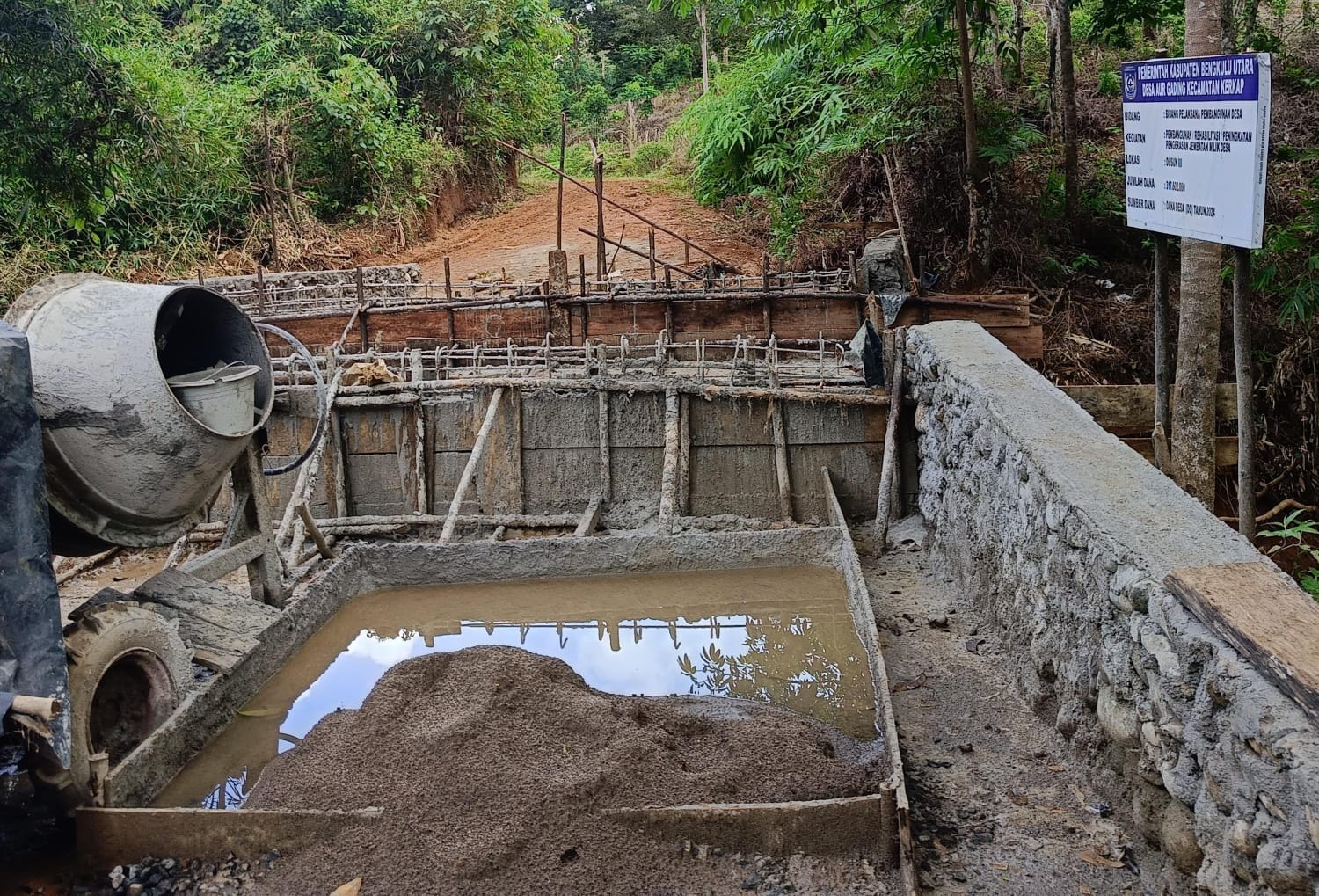 Bangunan Jembatan Rp300 Juta Desa Aur Gading Disorot, Dugaan Mark Up Mencuat 