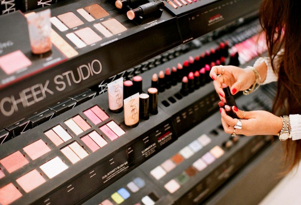 Supaya Aman, Perhatikan 4 Hal Penting Ini saat Mencoba Tester Makeup di Mall