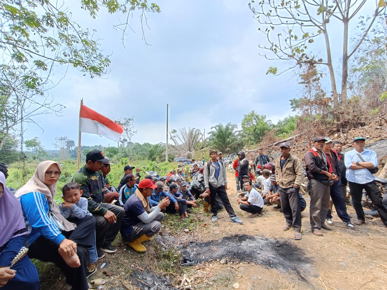 Pertanyakan Status Perkebunan PTPN VII, Ratusan Masyarakat Urai Kecewa Lantaran Ketidakhadiran Bupati Mian