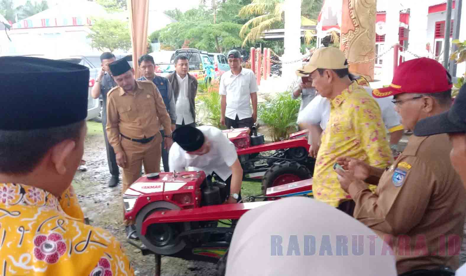 Kunker ke Sido Mukti, Gubernur Bengkulu Salurkan Bantuan Alsintan dan JKN KIS 