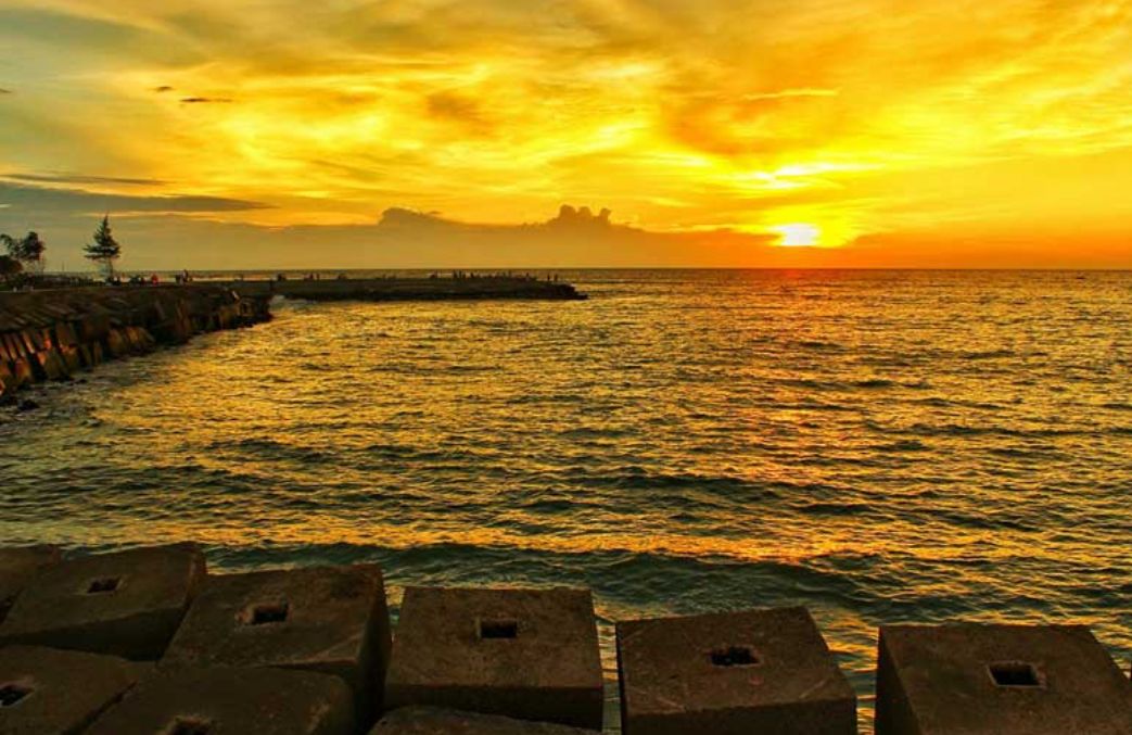 Wisata Pantai Tapak Paderi, Spot Terbaik Menikmati Sunset di Kota Bengkulu