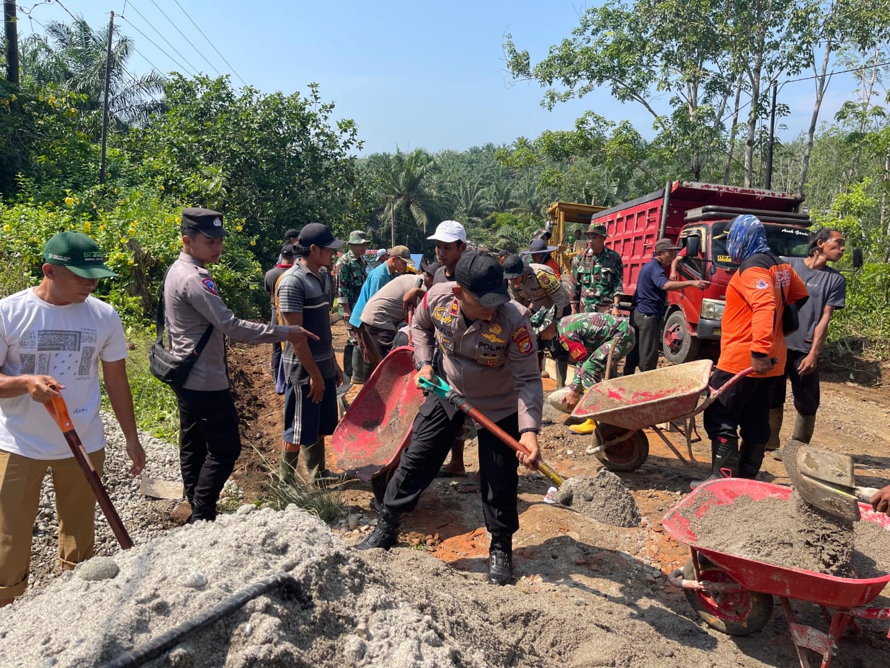 Sinergi Polri-TNI, Desa dan Masyarakat Swadaya Perbaiki Jalan Provinsi di Desa Kualalangi