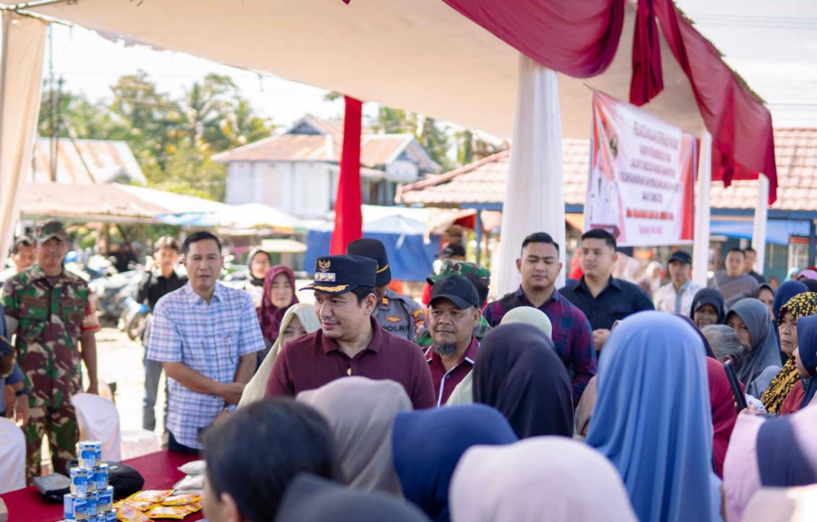 Dihadiri Bupati Arie, Operasi Pasar Murah di Kecamatan Padang Jaya Ludes Diserbu Warga