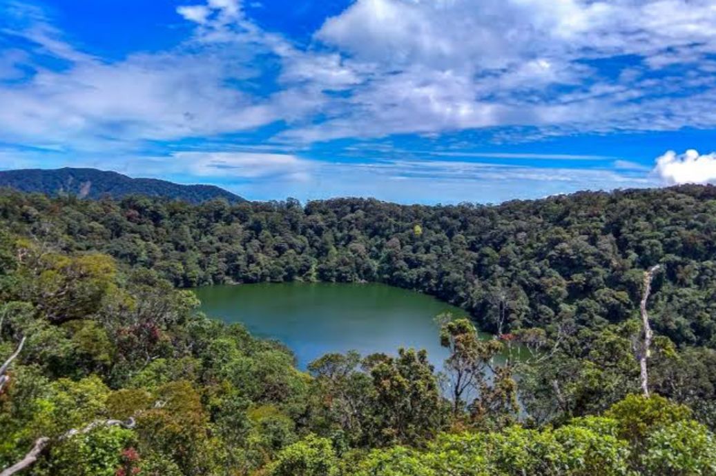 Pesona Danau Tapak Kaki di Puncak Gunung Daun Bengkulu