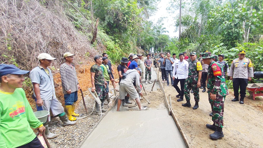 Melebur Bersama Warga, Mayjen TNI Jonathan Sianipar Tinjau TMMD di Desa Bukit Tinggi