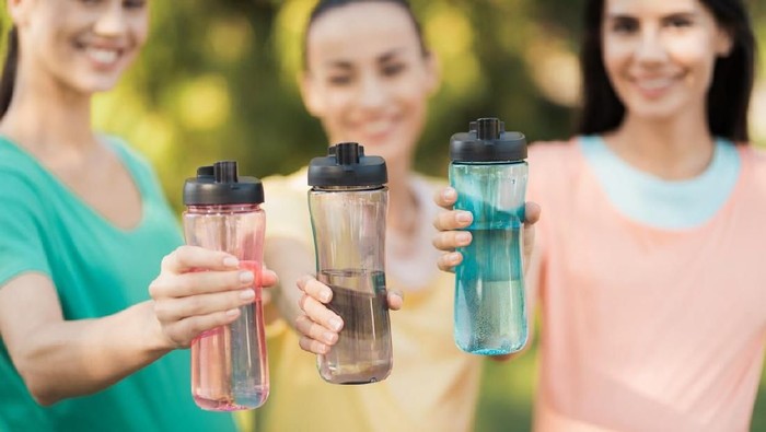 Cara Mudah Menghilangkan Noda Kuning yang Muncul di Botol Minuman Plastik