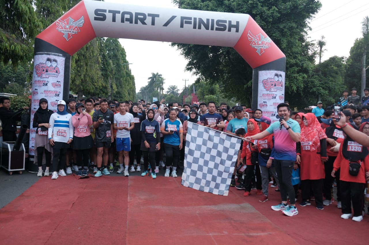 Hadapi Pilkada dengan Riang Gembira, Cabup Arie Lepas Ribuan Peserta Fun Run 5K