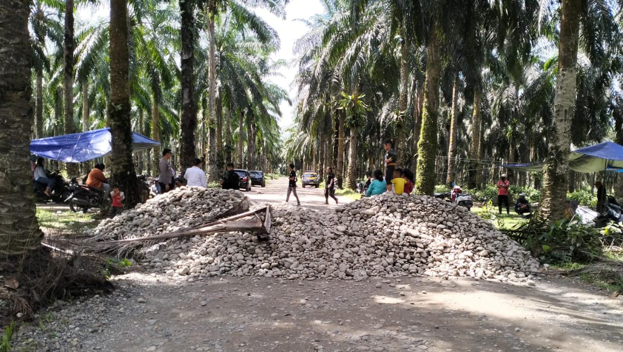 Masyarakat Portal Akses Jalan Utama PT Agricinal, Ini Alasannya