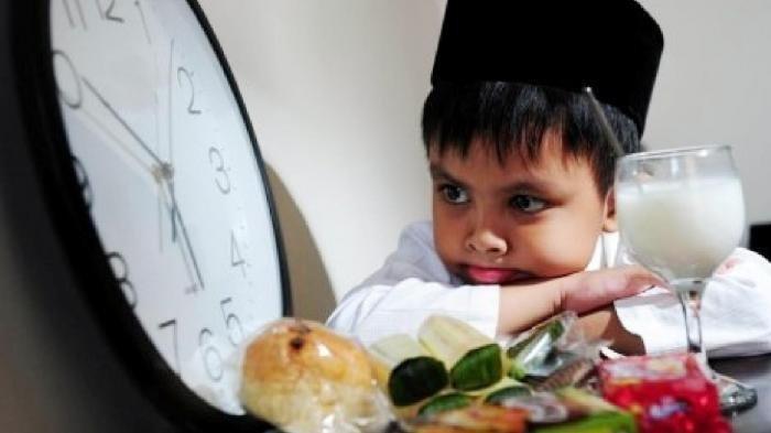 Berikut Cara Agar Buah Hati Mau Ikut Berpuasa Ramadan