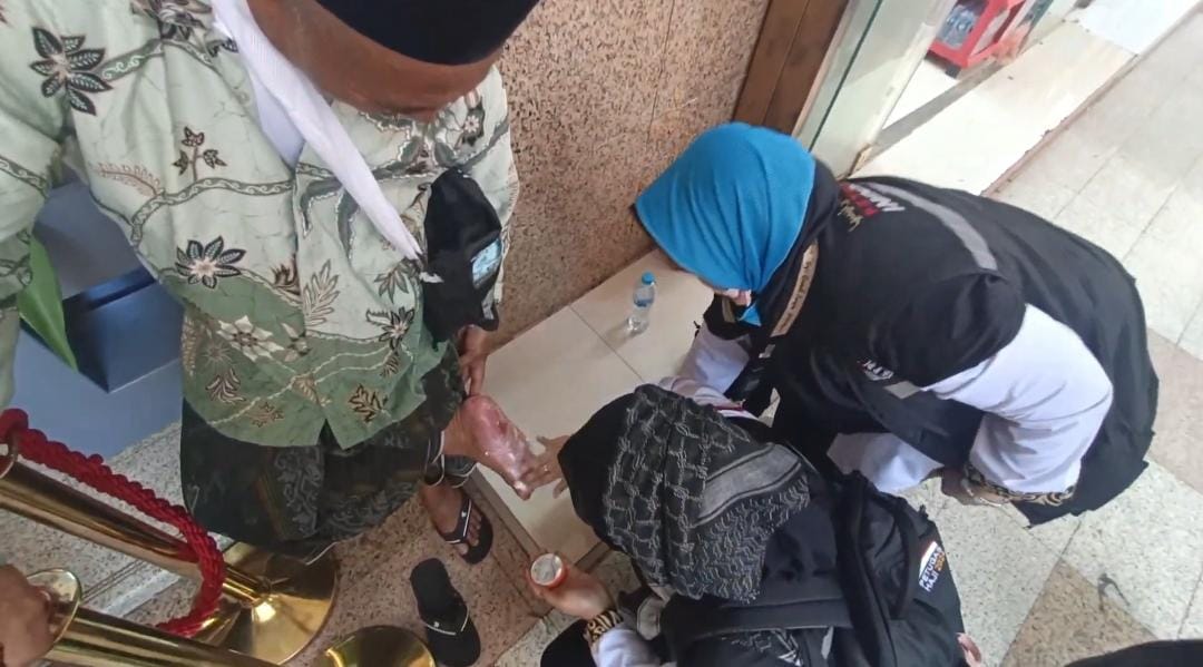 Sandalnya Ketelisut di Masjid Nabawi, Telapak Kaki Jamaah Haji Lansia Ini Melepuh