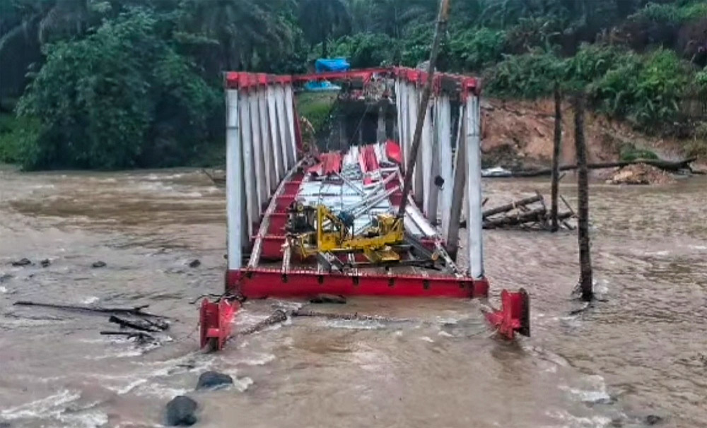 Ambruknya Rangka Jembatan Lubuk Selandak Murni Disebabkan Bencana