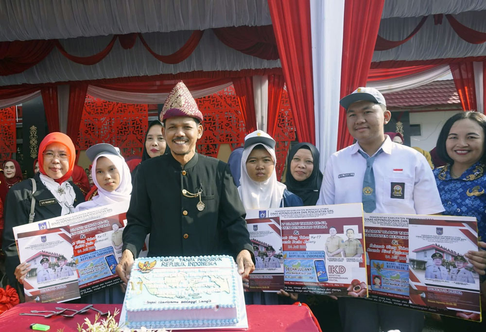 Upacara HUT Kabupaten Bengkulu Utara Ke 67, Disdukcapil Serahkan Data Kependudukan