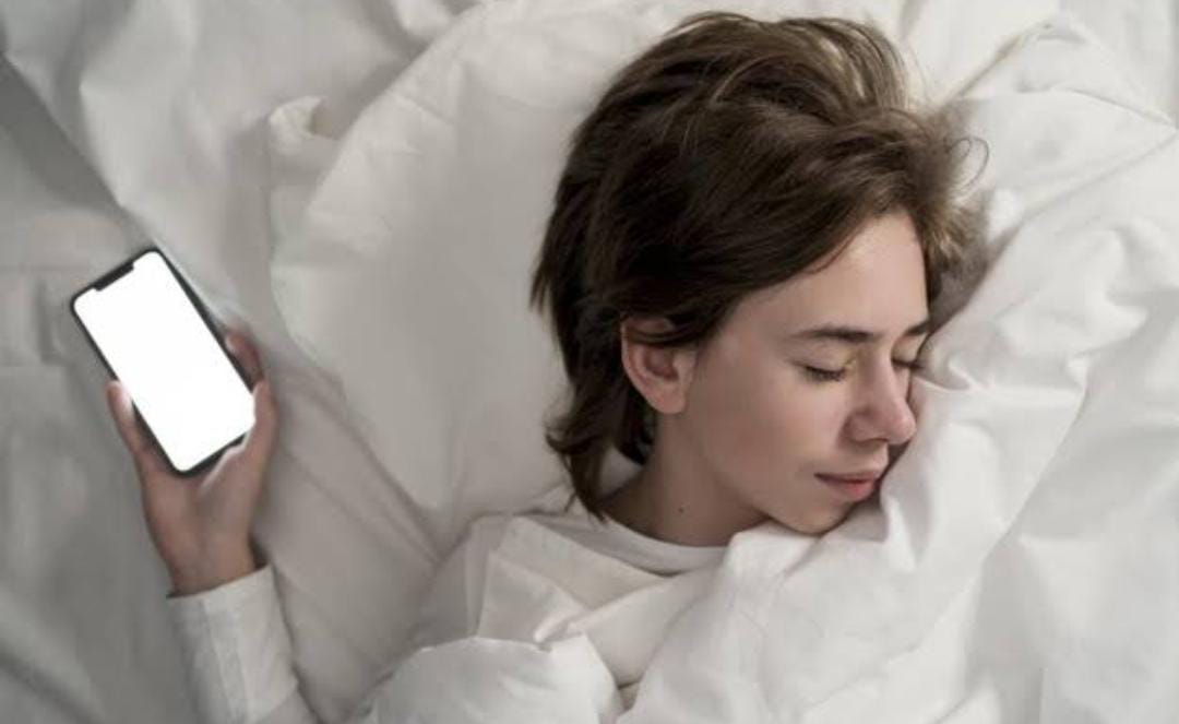 Jangan Anggap Sepele, Tidur di Dekat Handphone Ternyata Bisa Sebabkan Kanker