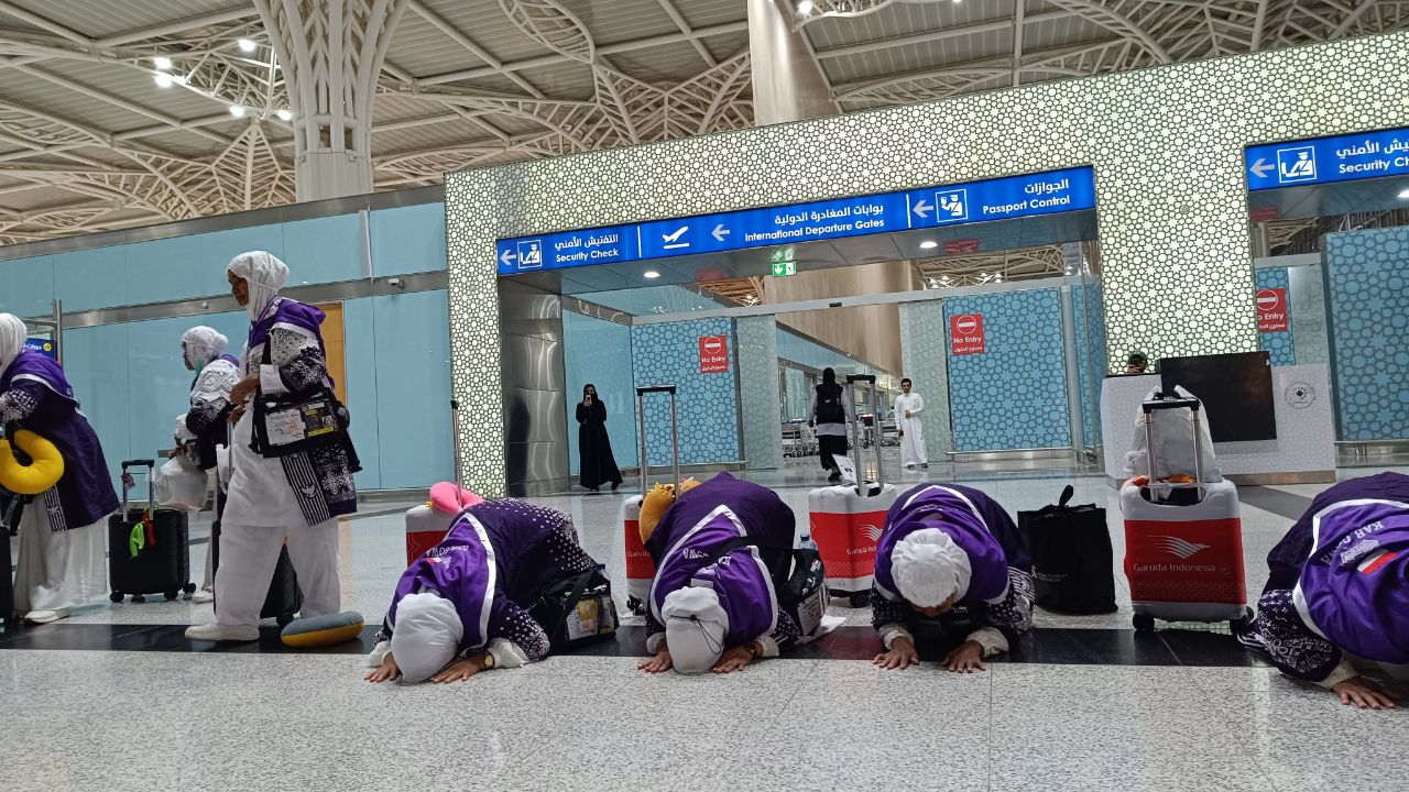 Disambut dengan Sujud Syukur, Jemaah Haji Embarkasi Makassar Akhirnya Tiba di Tanah Suci