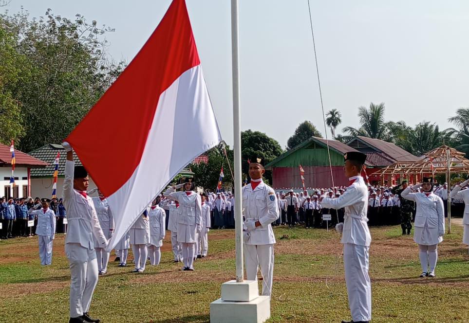 Merah Putih Berkibar, Syahru Ramadhan Jadi Inspektur Upacara HUT RI Ke-79 di Kecamatan Air Besi 