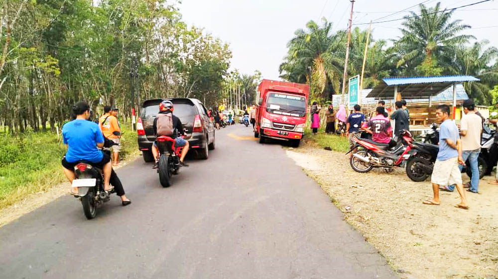 BREAKING NEWS! Pengendara Sepeda Motor Meninggal Dunia Terlindas Truk di Padang Jaya