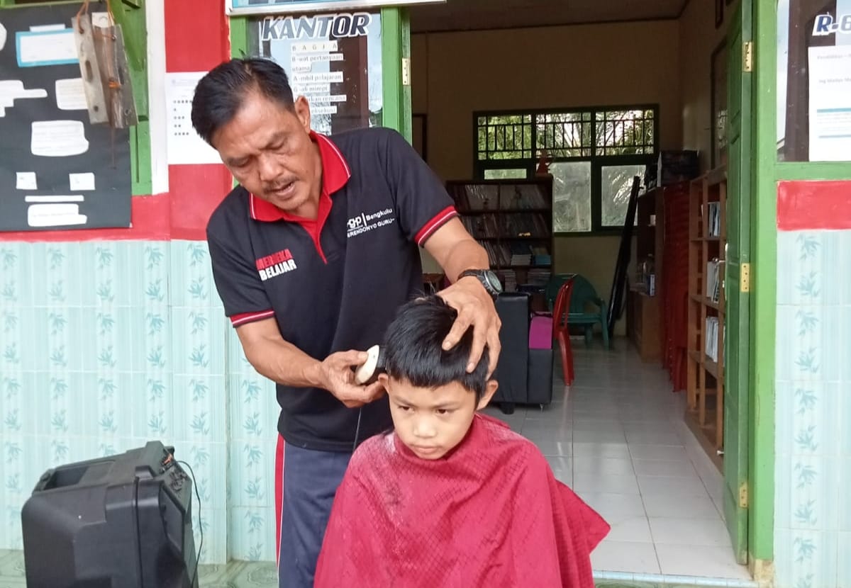 Setiap Hari Jumat, Guru SD Ini Potong Rambut Muridnya Ala Barber Shop