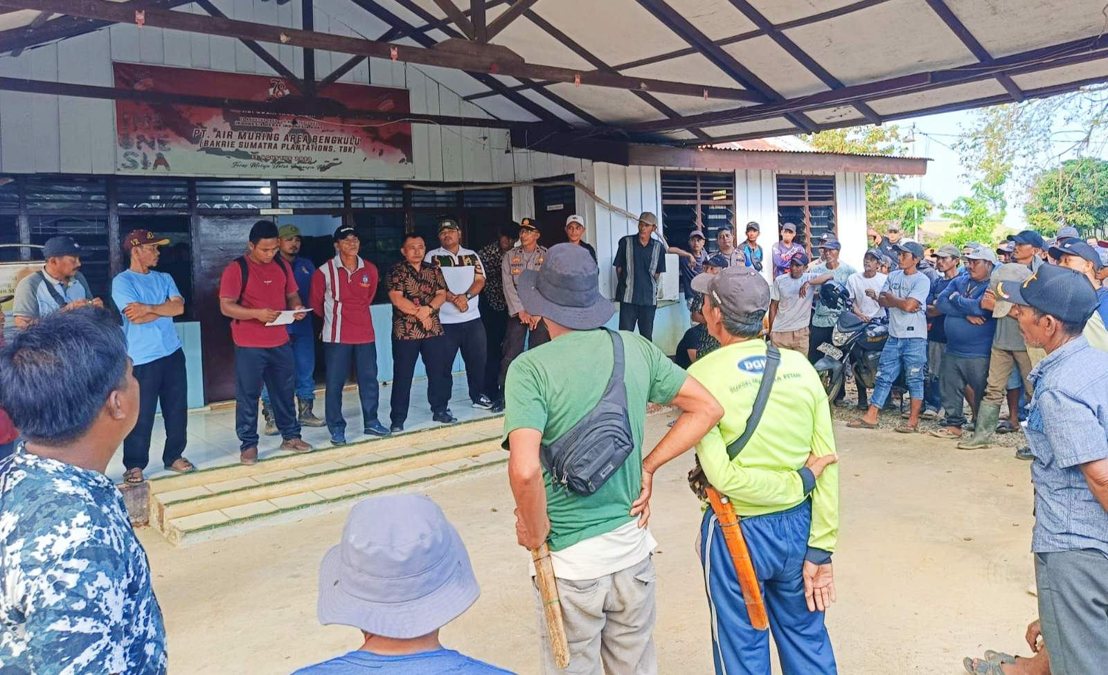 Warga Suka Medan Geruduk Kantor Induk PT Air Muring, Minta Lahan dan Tenaga Kerja