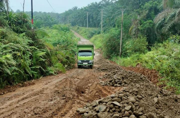 Jalan Desa Marga Jaya Melumpur, Masyarakat, Pengusaha dan CSR Gotong Royong Perbaiki Jalan Rusak