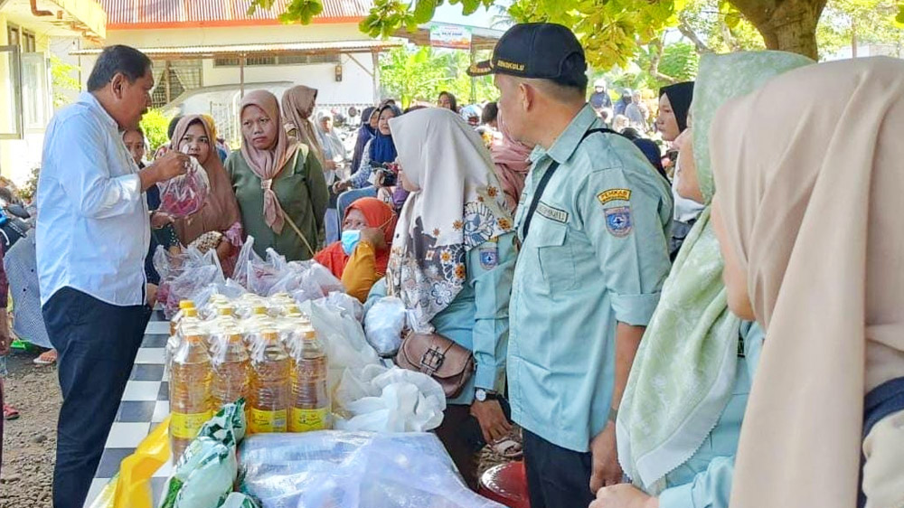 Bupati Mian Awasi Penyaluran Bansos dan Operasi Pasar Murah