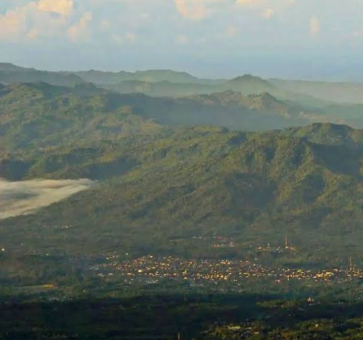 Menikmati Sunrise di Bukit Hitam, Pendaki Sejati Wajib Coba Datang Kesini!