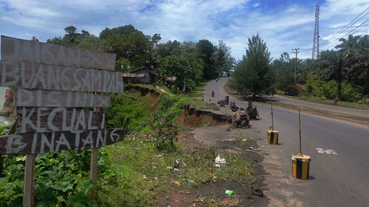 Bertahun-tahun Jalan Rusak ini Tak Kunjung Diperbaiki