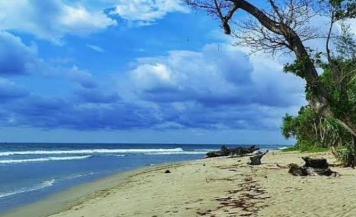 Mengunjungi Pantai Teluk Sepang, Lagi Ramai Dikunjungi Gen Z