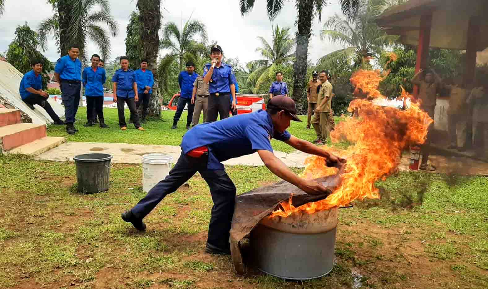 Petugas Damkar Padamkan Api di Giri Mulya