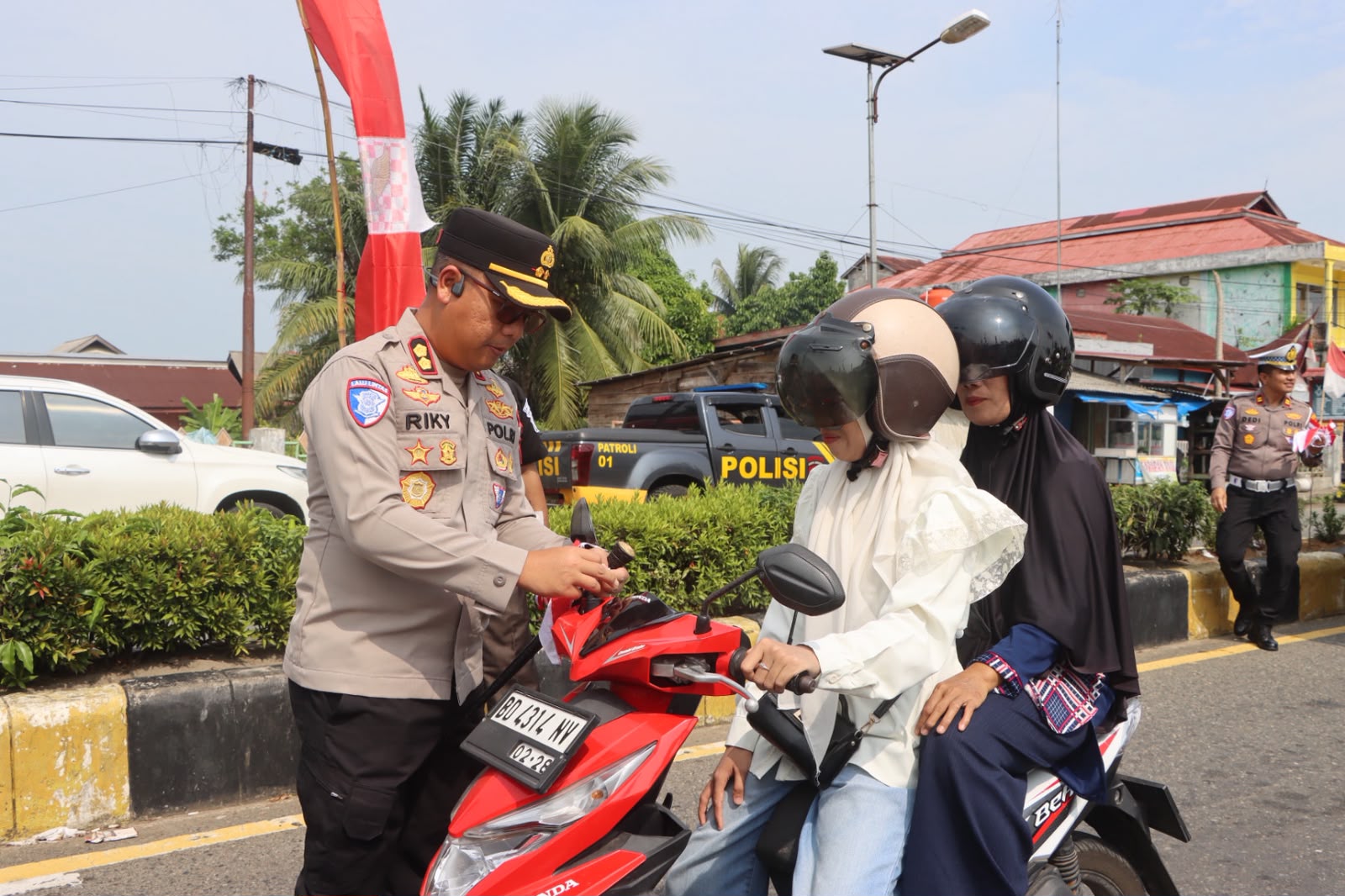Pastikan Masyarakat Kibarkan Merah Putih, Polres Mukomuko Bagikan 1.000 Bendera